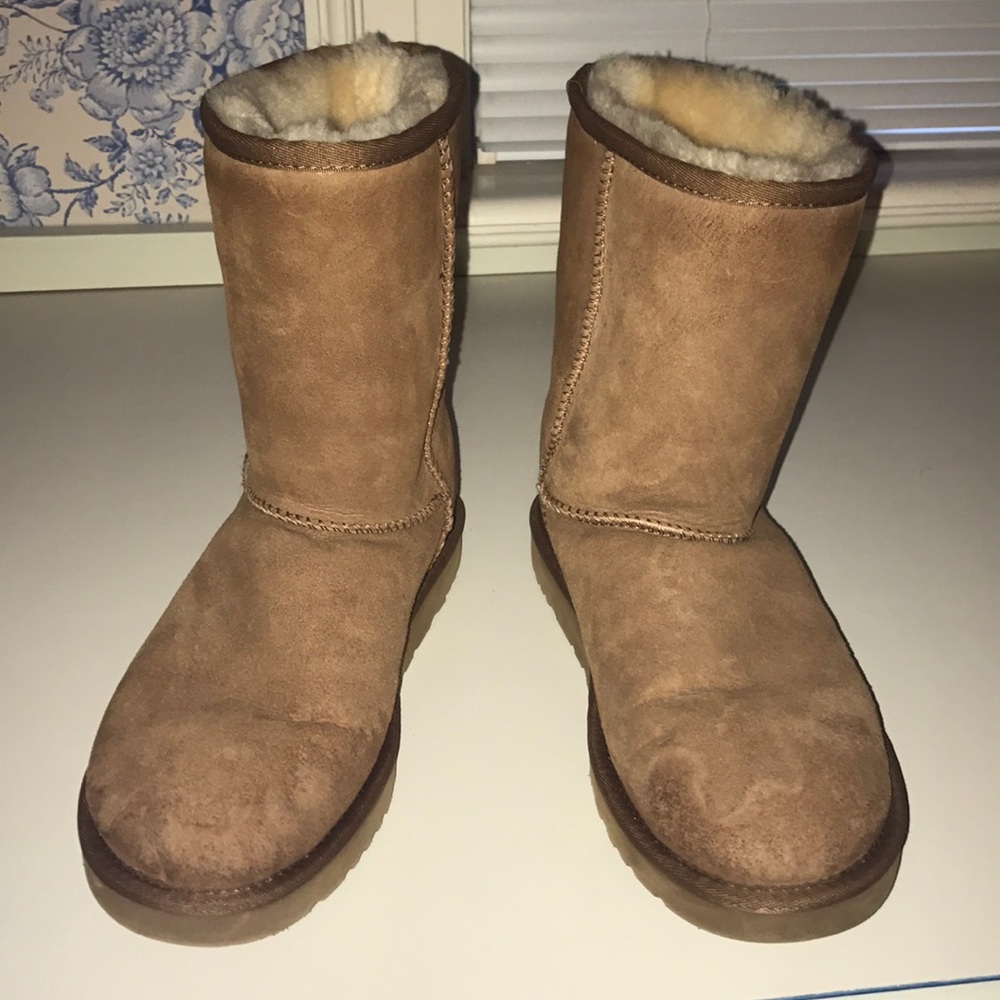 Medium length tan uggs great condition